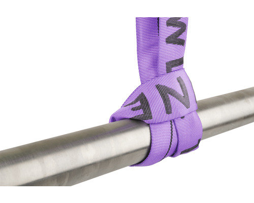 Lila Hebegurt um eine Metallstange geschlungen