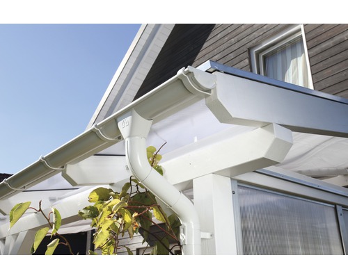 Skanholz Regenrinne Komplett-Set 648 cm weiß Dachrinne und Fallrohr an einem Gebäude montiert