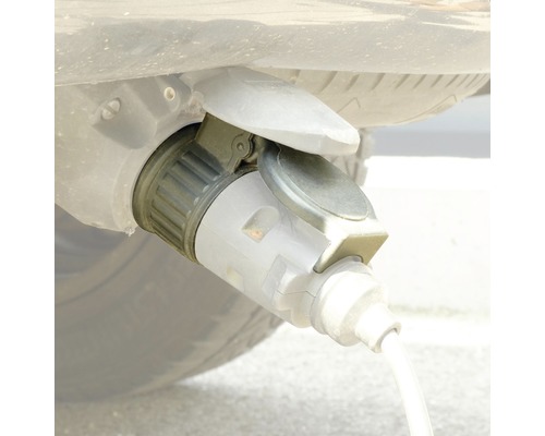 Chargeur de voiture électrique branché sur le véhicule