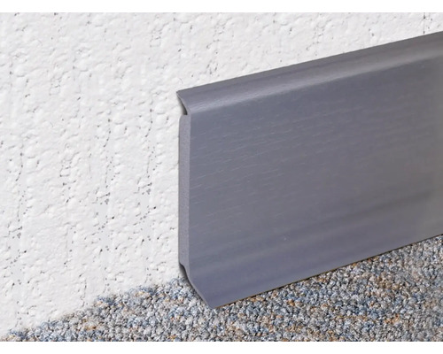 Graue Sockelleiste an einer Wand