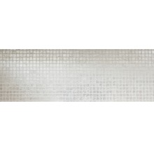 Fliesenwand mit kleinformatigen, quadratischen Mosaikfliesen