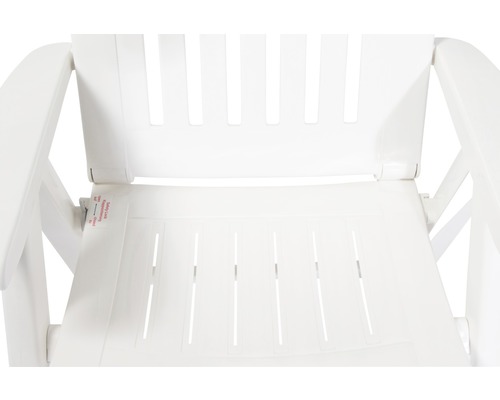 Vue détaillée d''une chaise de jardin en plastique blanc