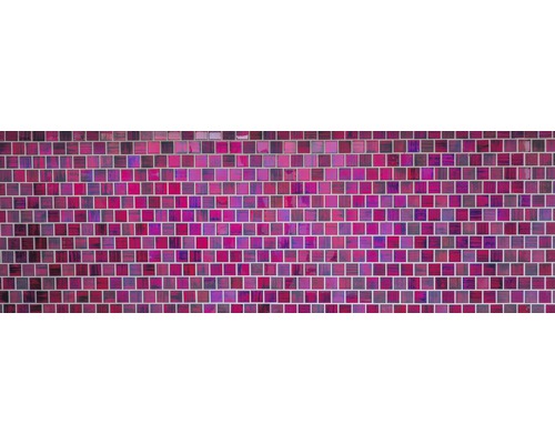 Fliesenwand mit kleinen quadratischen Mosaiksteinen