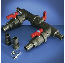 Drei schwarze Wasserhähne mit roten Griffen, zwei graue Rohrstutzen und zwei Rohrschellen.