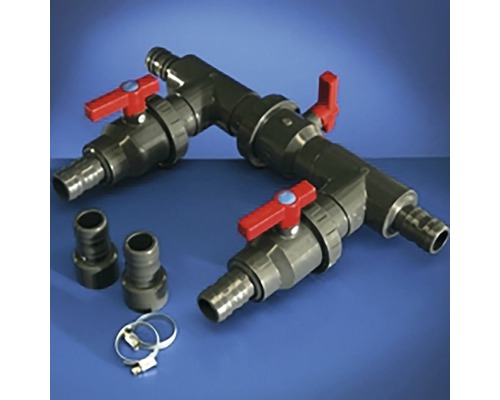 Drei schwarze Wasserhähne mit roten Griffen, zwei graue Rohrstutzen und zwei Rohrschellen.