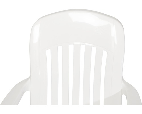 Vue détaillée du dossier d''une chaise de jardin en plastique blanc