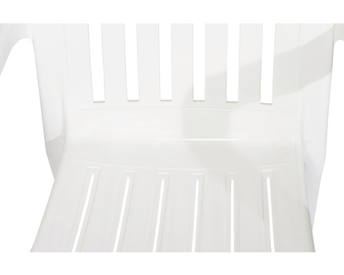 Gros plan d''une chaise en plastique blanche avec des fentes verticales dans le dossier et l''assise