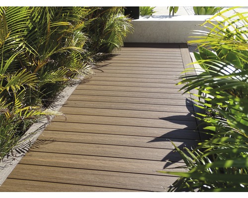 Gartenweg aus Terrassendielen zwischen Pflanzen