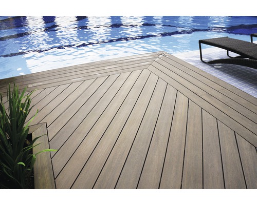 Terrassendielen aus Holzverbundwerkstoff neben einem Pool