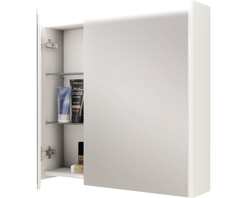 Armoire de toilette ouverte avec étagères en verre et divers articles de toilette