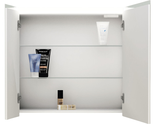 Armoire de toilette ouverte avec plusieurs articles cosmétiques sur des étagères en verre