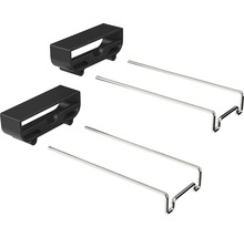 Zwei schwarze Halterungen und zwei silberfarbene Metallstangen