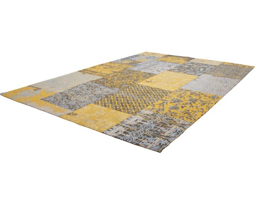 Teppich mit geometrischem Patchwork-Design in verschiedenen Farbtönen.