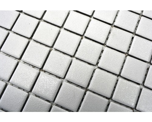 Quadratische Mosaikfliesen, verlegt