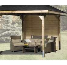 Holzpavillon mit Gartenmöbeln auf einer Terrasse