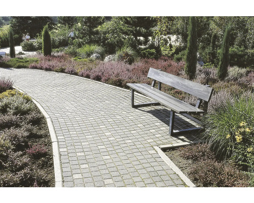 Chemin de jardin pavé de pavés et banc en bois
