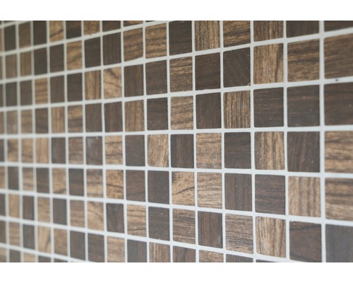 Quadratische Mosaikfliesen in Holzoptik als Wandfliesen