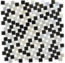 Mosaikmatte mit schwarzen und schimmernden quadratischen Steinen