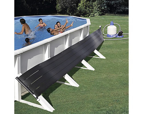 Piscine avec chauffage solaire et enfants qui jouent