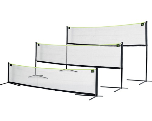 Trois filets de badminton de différentes hauteurs avec cadres et filets noirs sur pieds en métal