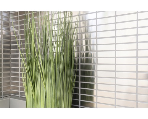 Wandgestaltung mit rechteckigen, glänzenden Fliesen und Ziergras