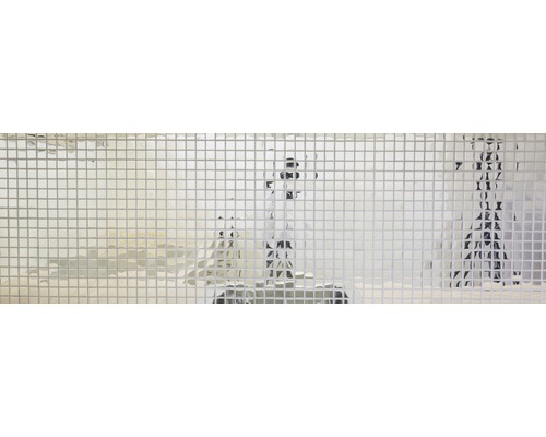 Fliesenwand mit kleinen quadratischen Fliesen