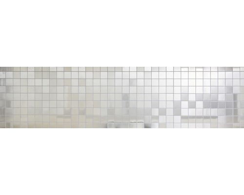 Fliesenwand mit kleinformatigen quadratischen Fliesen.