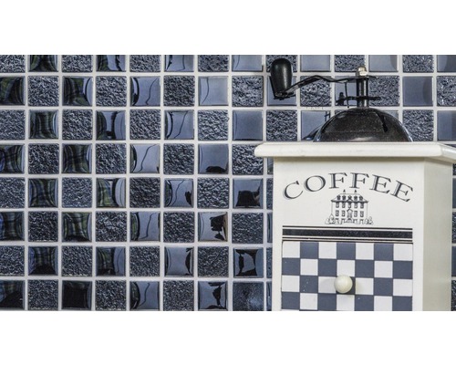 Dekorative Mosaikfliesen und eine Kaffeemühle