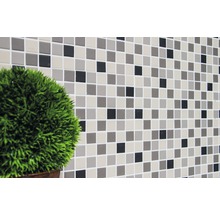 Mur avec carreaux de mosaïque et décoration