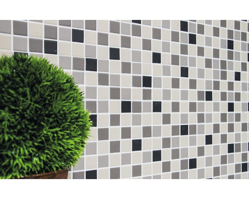 Mur avec carreaux de mosaïque et décoration