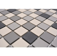 Carreaux de mosaïque avec des éléments carrés dans différentes nuances de gris.
