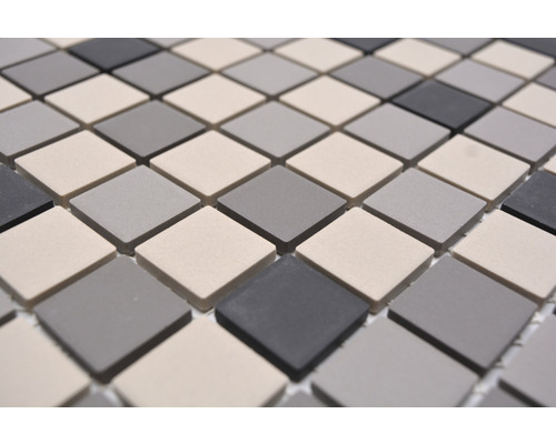 Carreaux de mosaïque avec des éléments carrés dans différentes nuances de gris.