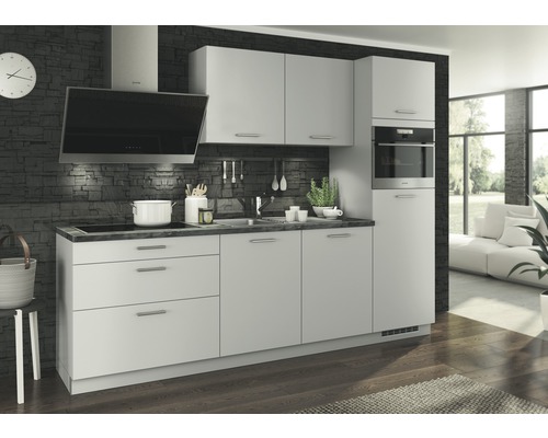 Cuisine moderne avec armoires blanches, hotte aspirante et four