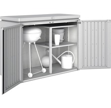 Geöffnete Gerätebox mit Grill, Giesskanne und Eimer auf Regalen