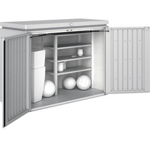 Geöffneter Geräteschrank mit Regalen und verschiedenen Gegenständen zur Aufbewahrung
