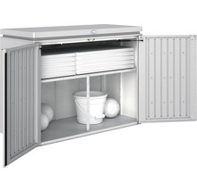 Geöffneter Geräteschrank mit Regalboden, Eimer und Bällen zur Aufbewahrung im Aussenbereich