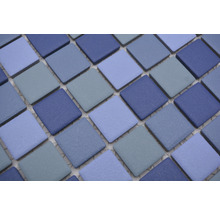 Carreaux de mosaïque dans différentes nuances de bleu