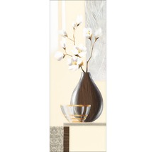 Dekoratives Stillleben mit Vase, Blumenzweig und Schale