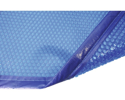 Nahaufnahme einer Poolabdeckung mit Luftpolsterfolie
