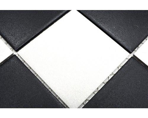 Detailaufnahme von schwarz-weißen Fliesen im Schachbrettmuster