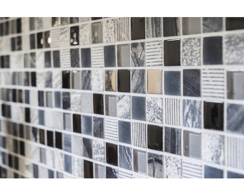 Gros plan de carreaux de mosaïque avec différents motifs