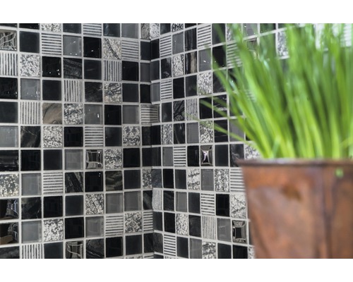 Carreaux muraux avec motif de mosaïque en noir, gris et blanc.
