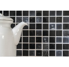 Mosaïque décorative de format carré devant une théière
