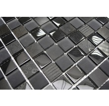 Gros plan sur des carreaux de mosaïque carrés en verre et en pierre