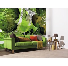Wohnzimmer mit grüner Couch, Kissen und einer Fototapete mit Pflanzenmotiven