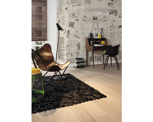 Einrichtungsbeispiel: Wohnzimmer mit Sessel, Schreibtisch, Teppich und gemusterter Tapete