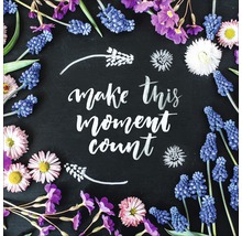 Blumenrahmen mit der Aufschrift Make this moment count.