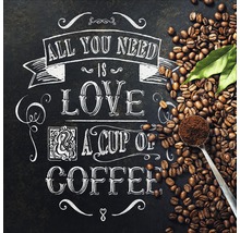 Kaffeebohnen mit Tafelbeschriftung: Alles was man braucht, ist Liebe und eine Tasse Kaffee.