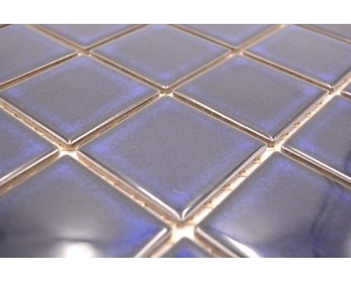 Detailansicht von quadratischen Mosaikfliesen