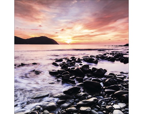 Coucher de soleil sur une plage rocheuse